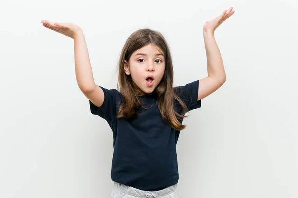 Bonito Menina Caucasiana Comemorando Uma Vitória Sucesso — Fotografia de Stock