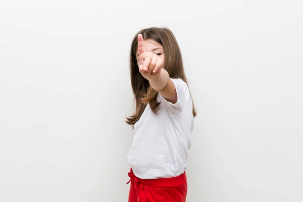 指でナンバーワンを示す小さな白人の女の子 — ストック写真