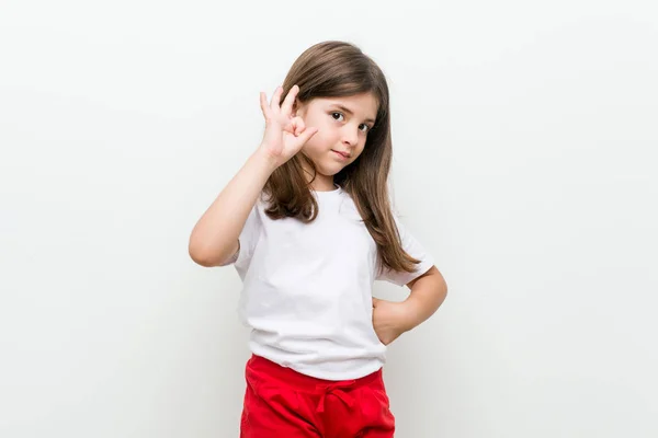 Pouco Caucasiano Menina Alegre Confiante Mostrando Gesto — Fotografia de Stock