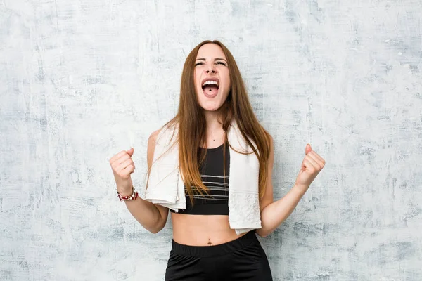 Joven Mujer Fitness Animando Despreocupado Emocionado Concepto Victoria — Foto de Stock