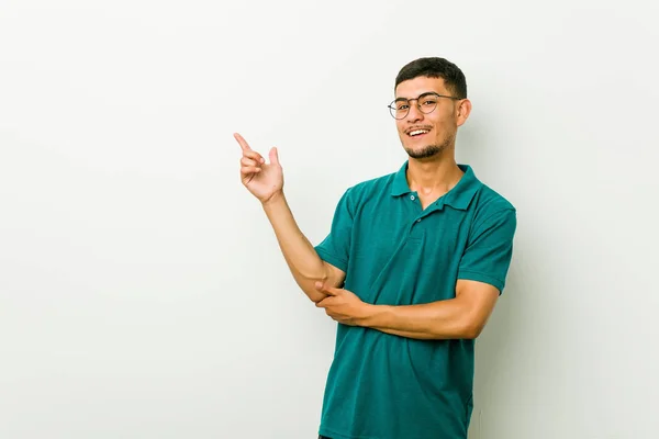 Joven Hombre Hispano Sonriendo Alegremente Señalando Con Dedo Índice Distancia —  Fotos de Stock