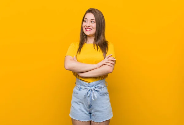 Νεαρή Γυναίκα Έφηβος Φορώντας Ένα Κίτρινο Πουκάμισο Χαμογελαστά Σταυρωμένα Χέρια — Φωτογραφία Αρχείου