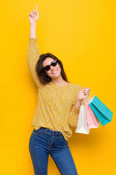 Unga Kaukasiska Kvinna Går Till Shopping — Stockfoto