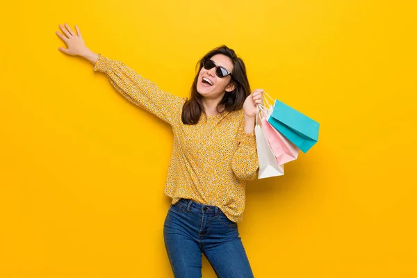 Joven Mujer Caucásica Yendo Compras —  Fotos de Stock