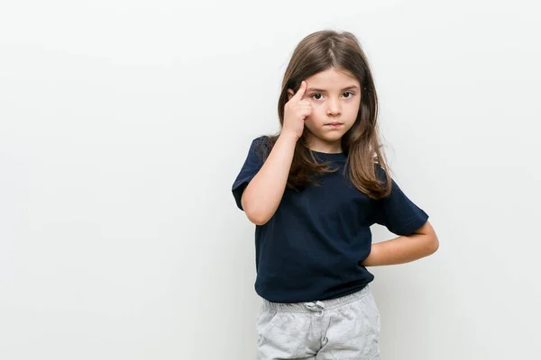 Bonita Menina Caucasiana Apontando Seu Templo Com Dedo Pensando Focado — Fotografia de Stock