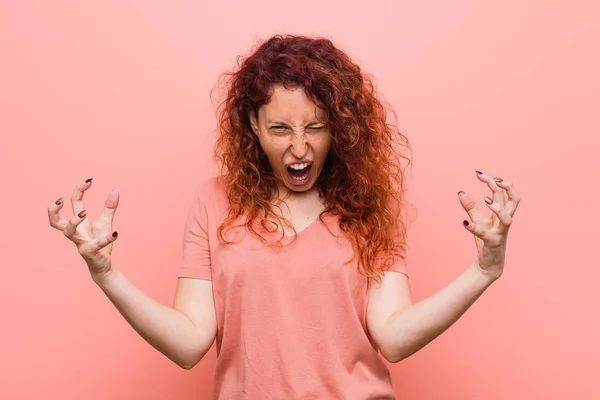 Młody Naturalny Autentyczny Rudowłosy Kobieta Krzyczeć Rage — Zdjęcie stockowe