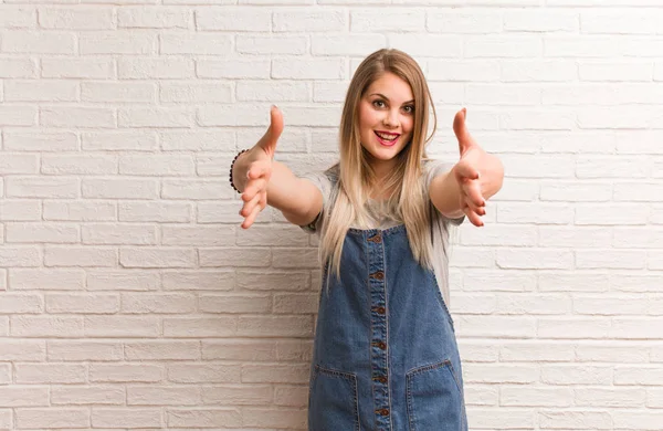 Jovem Mulher Hipster Russo Muito Feliz Dando Abraço Frente — Fotografia de Stock