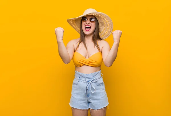 麦わら帽子をかぶった若い白人女性 夏は気楽に応援し 興奮して見える 勝利の概念 — ストック写真