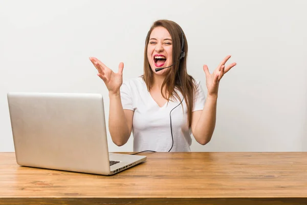 Jovem Telemarketer Mulher Celebrando Uma Vitória Sucesso Ele Está Surpreso — Fotografia de Stock