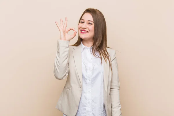 Jovem Mulher Negócios Alegre Confiante Mostrando Gesto — Fotografia de Stock