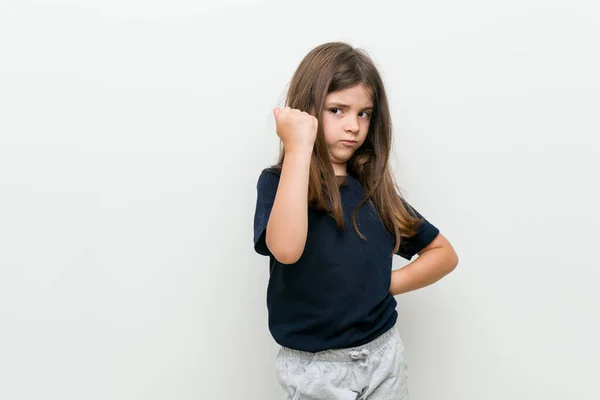 Симпатична Маленька Біла Дівчинка Показує Кулак Камеру Агресивний Вираз Обличчя — стокове фото