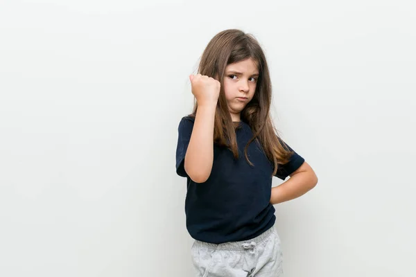 Menina Branca Bonito Mostrando Punho Para Câmera Expressão Facial Agressiva — Fotografia de Stock