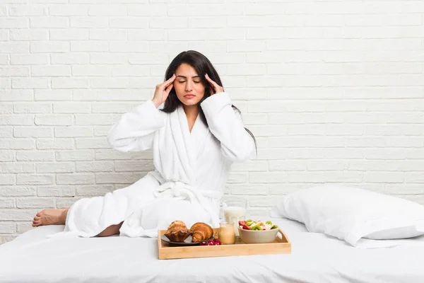 Jonge Bochtige Vrouw Het Nemen Van Een Ontbijt Het Bed — Stockfoto