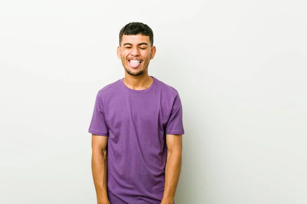 Junger Hispanischer Mann Lustig Und Freundlich Die Zunge Herausstreckt — Stockfoto