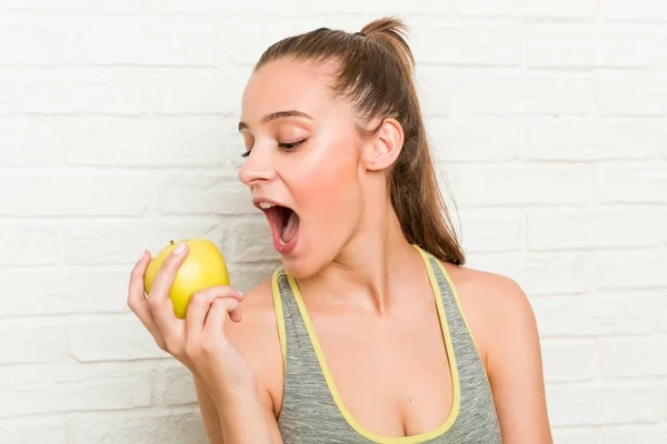 Jovem Mulher Esportiva Caucasiana Segurando Uma Maçã — Fotografia de Stock