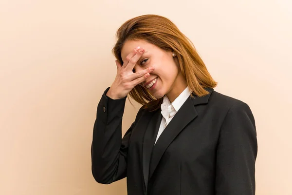 Joven Mujer Negocios Caucásica Parpadea Ante Cámara Través Sus Dedos —  Fotos de Stock