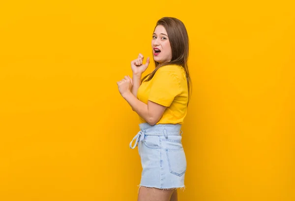 Jovem Adolescente Vestindo Uma Camisa Amarela Assustada Com Medo — Fotografia de Stock