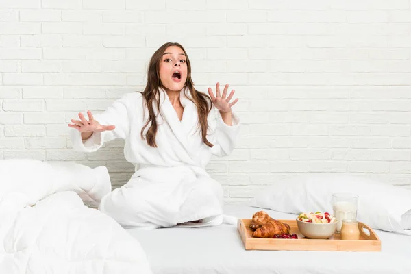 Jonge Blanke Vrouw Het Bed Wordt Geschokt Door Een Dreigend — Stockfoto