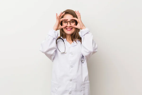 Joven Doctora Contra Una Pared Blanca Mostrando Signo Aceptable Sobre — Foto de Stock