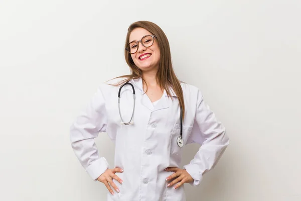 Jovem Médica Mulher Contra Uma Parede Branca Confiante Mantendo Mãos — Fotografia de Stock