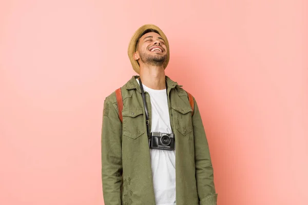 Joven Viajero Filipino Hombre Relajado Feliz Riendo Cuello Estirado Mostrando —  Fotos de Stock