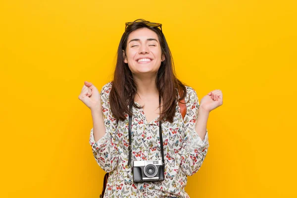 若いブルネット旅行者の女性は 幸せと成功を感じて拳を上げる 勝利の概念 — ストック写真