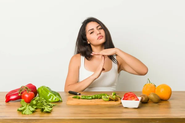 Giovane Donna Curvy Preparare Pasto Sano Mostrando Gesto Timeout — Foto Stock