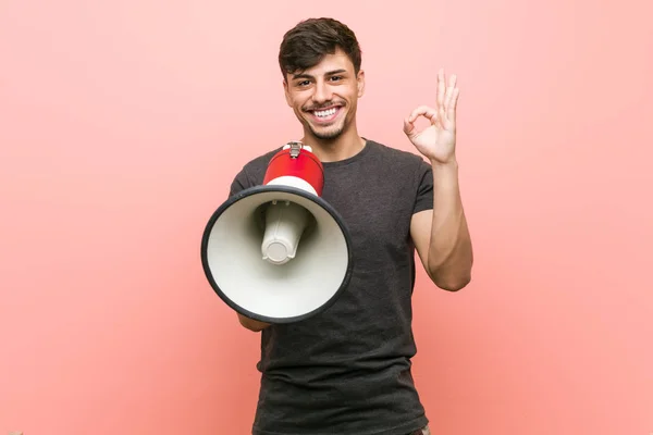 Ung Spansktalande Man Innehar Megafon Glad Och Säker Visar Gest — Stockfoto