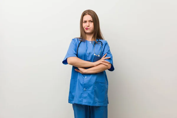 Jovem Enfermeira Mulher Contra Uma Parede Branca Infeliz Olhando Câmera — Fotografia de Stock