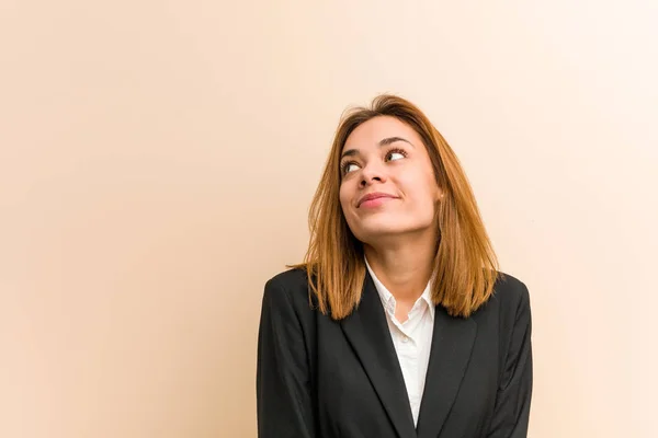 Giovane Donna Affari Caucasica Sognando Raggiungere Obiettivi Scopi — Foto Stock