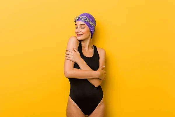 Giovane Nuotatrice Caucasica Abbraccia Sorridendo Spensierata Felice — Foto Stock