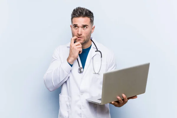 Caucasian Doctor Man Holding Laptop Relaxed Thinking Something Looking Copy — Stock Photo, Image