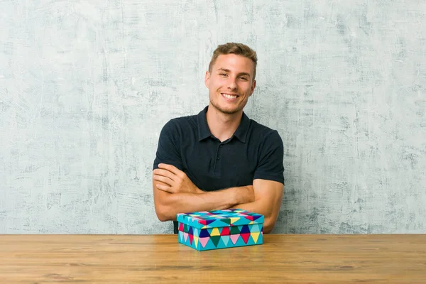 Young Caucasian Man Holding Gift Box Table Who Feels Confident — Stock Photo, Image