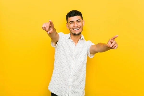 Jeune Homme Hispanique Sourire Joyeux Pointant Vers Avant — Photo