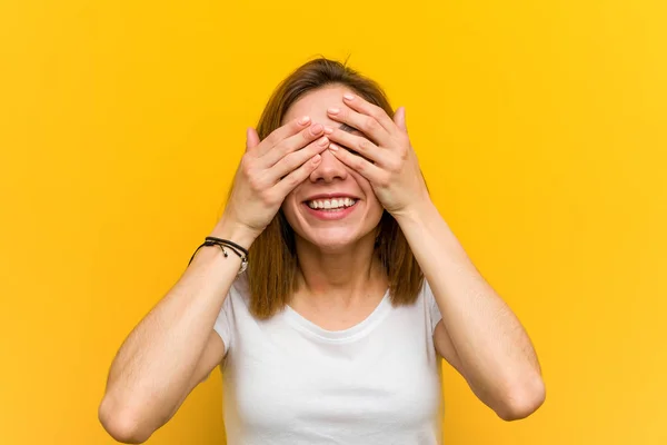 Joven Mujer Caucásica Natural Cubre Los Ojos Con Las Manos — Foto de Stock