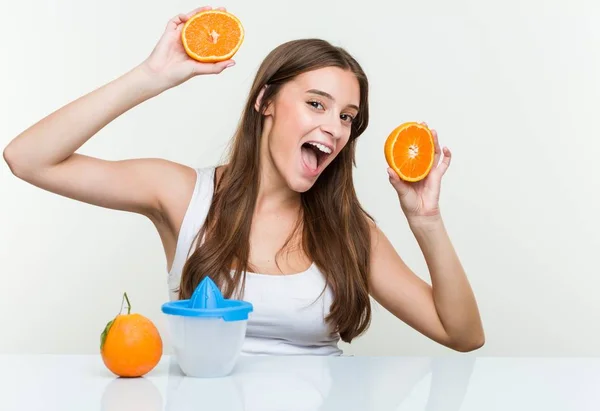 Joven Mujer Caucásica Sosteniendo Haciendo Jugo Naranja —  Fotos de Stock