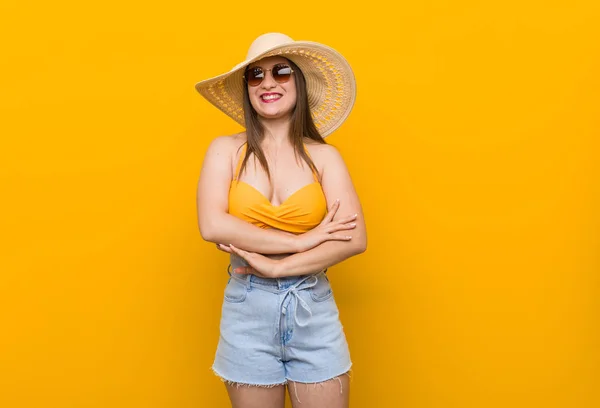 Mulher Caucasiana Jovem Usando Chapéu Palha Olhar Verão Rindo Divertindo — Fotografia de Stock