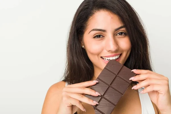 Mujer Hispana Joven Sosteniendo Una Tableta Chocolate — Foto de Stock