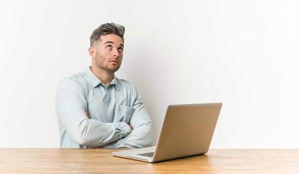 Jovem Homem Bonito Trabalhando Com Seu Laptop Cansado Uma Tarefa — Fotografia de Stock