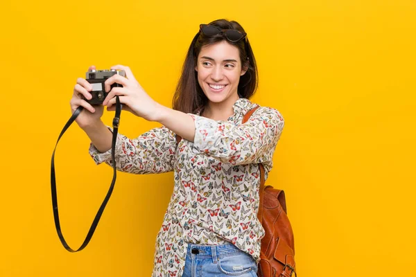 Genç Beyaz Kadın Bir Vintage Kamera Tutan — Stok fotoğraf