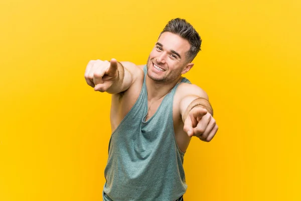 Jonge Fitness Man Tegen Een Gele Achtergrond Vrolijke Glimlach Naar — Stockfoto