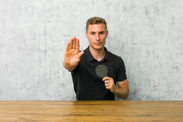 Jonge Knappe Man Met Een Vergrootglas Staande Met Uitgestrekte Hand — Stockfoto