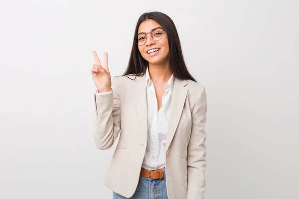 Jovem Empresária Árabe Mulher Isolada Contra Fundo Branco Alegre Despreocupado — Fotografia de Stock