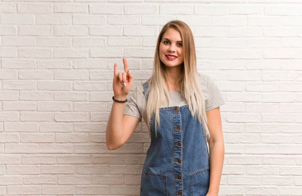 Joven Mujer Hipster Rusa Haciendo Gesto Rock — Foto de Stock