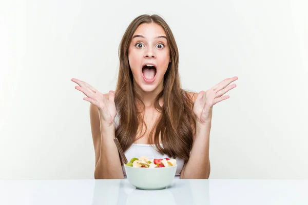 Giovane Donna Caucasica Mangiare Ciotola Frutta Celebrando Una Vittoria Successo — Foto Stock