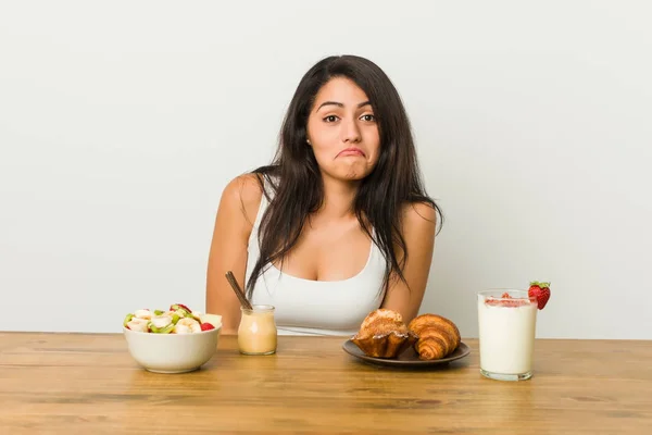 Young Curvy Woman Taking Breakfast Shrugs Shoulders Open Eyes Confused — Stock Photo, Image