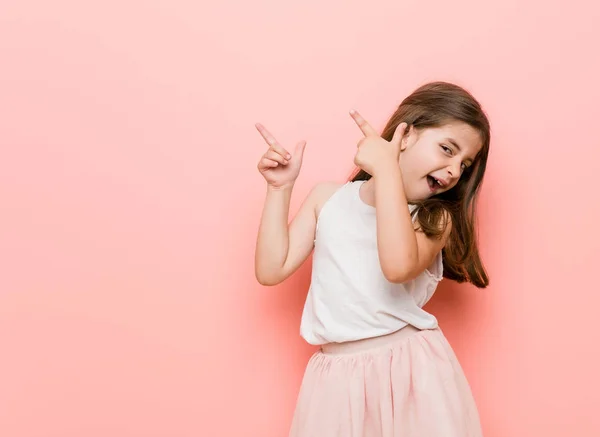 Menina Vestindo Olhar Princesa Apontando Com Dedos Indicador Para Espaço — Fotografia de Stock