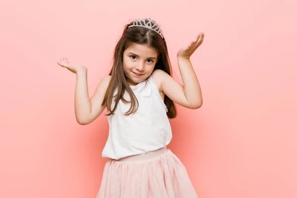 Маленька Дівчинка Образі Принцеси Робить Масштаб Руками Відчуває Себе Щасливою — стокове фото