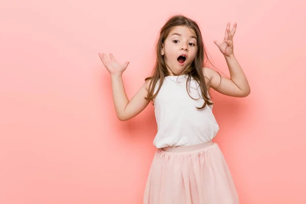 Niña Usando Look Princesa Recibiendo Una Agradable Sorpresa Emocionada Levantando — Foto de Stock