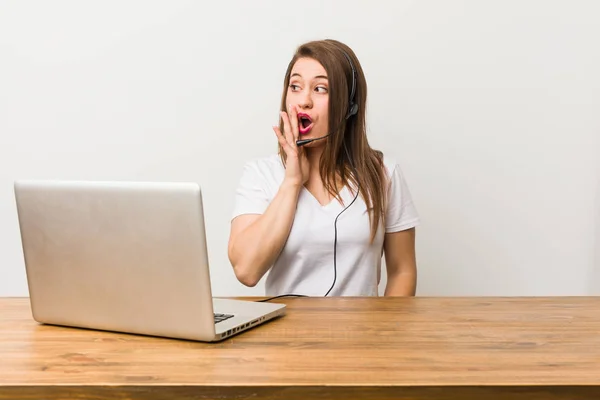 Junge Telemarketerin Sagt Eine Geheime Heiße Bremsnachricht Und Schaut Zur — Stockfoto